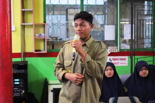 Salah seorang santri ponpes Kauman Muhammadiyah dipelatihan ilmu Falak atau Hisab tengah sampaikan pendapat.
